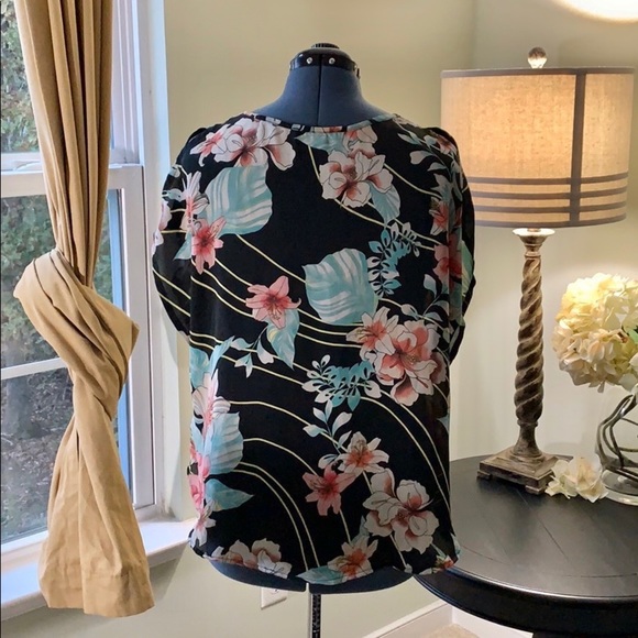 Forever 21 Cold Shoulder Floral Top Size M - Picture 2 of 6